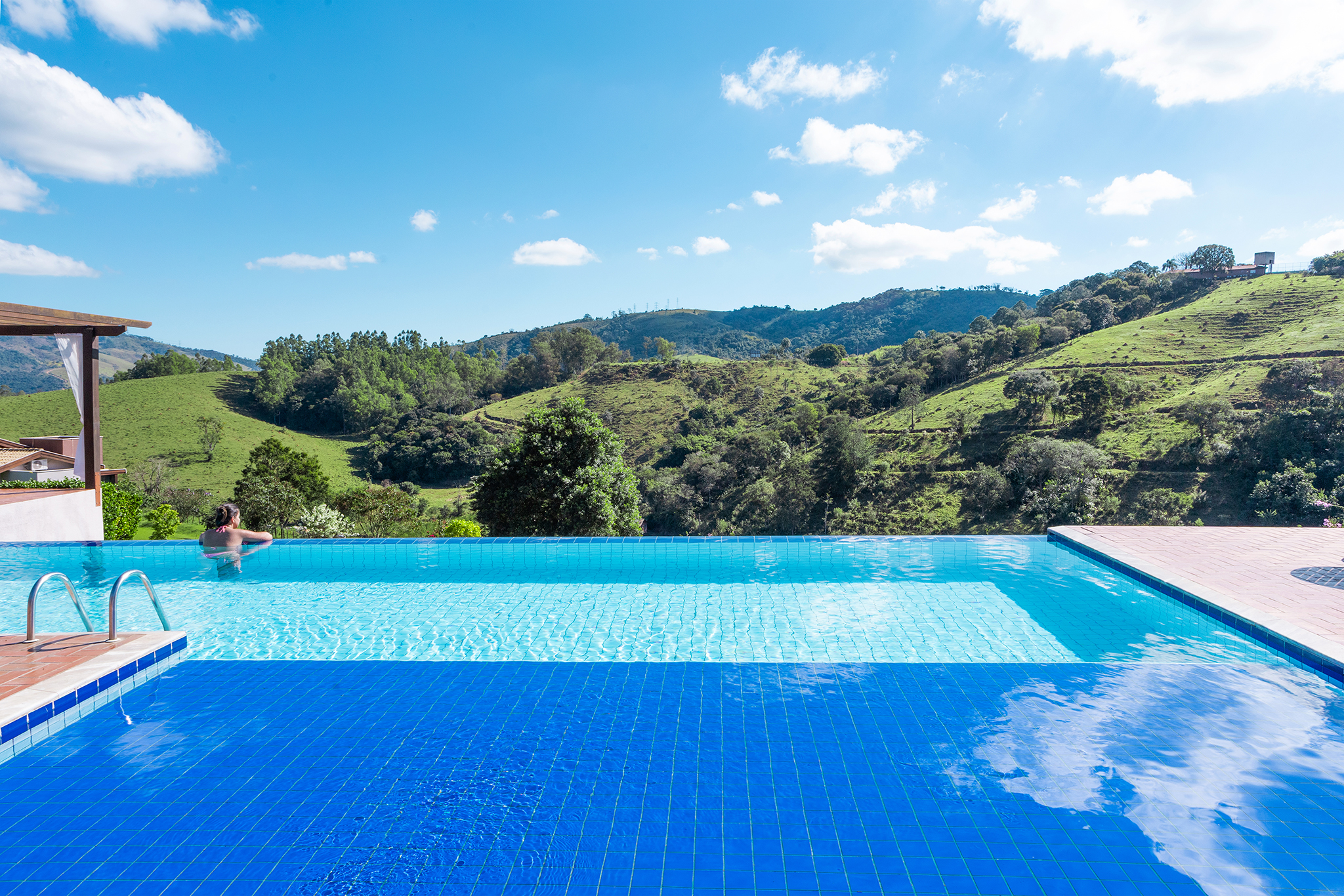 Piscina com borda infinita e vista para as montanhas